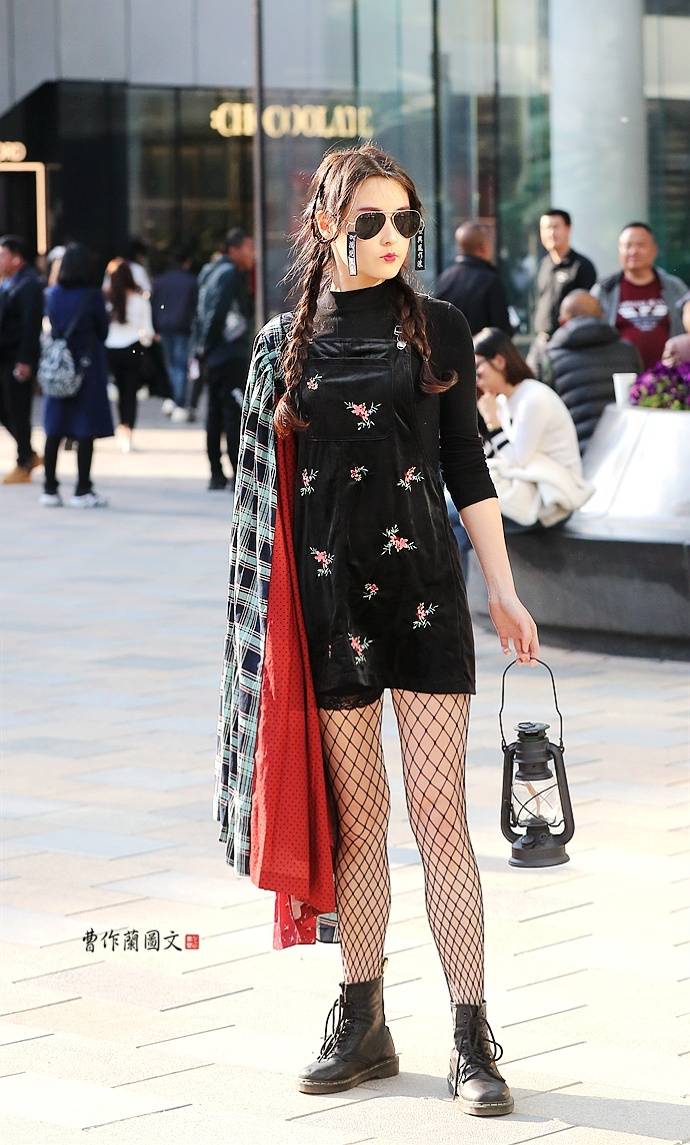 街拍选择黑色网格丝袜的美女