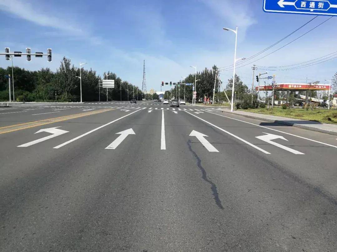 如果在直行车道就直接右转,交管部门将依据"不按导向车道行驶",进行