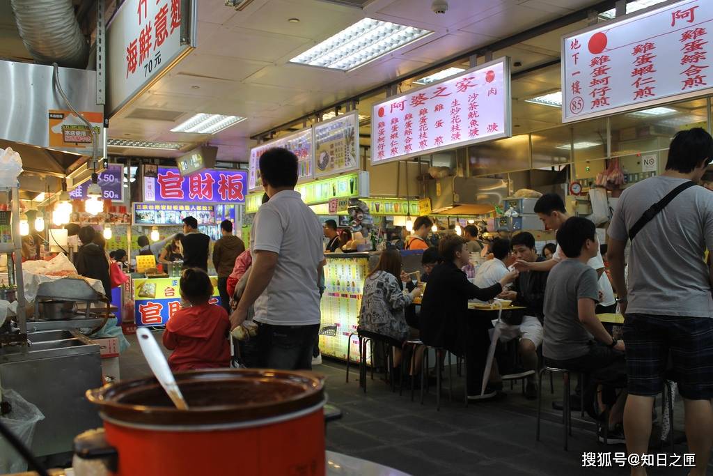 不仅地上有购物区和纪念品商店,就连地下都有商业街,小吃摊