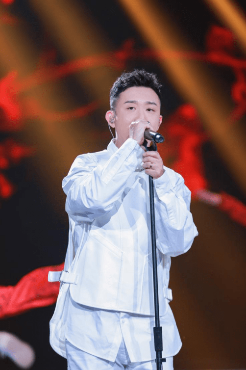 全能唱作人gai周延登录央视,《烈火战马》致敬平凡英雄