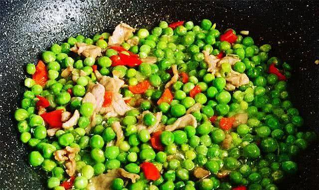 鲜嫩可口,营养下饭的豌豆炒肉片就做好了.