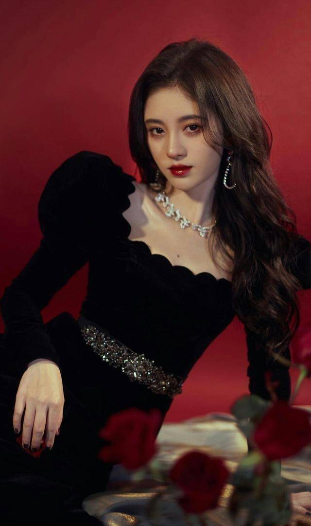 原创鞠婧祎因太精致遭质疑作精浓妆说是素颜厨艺精湛却不会做饭