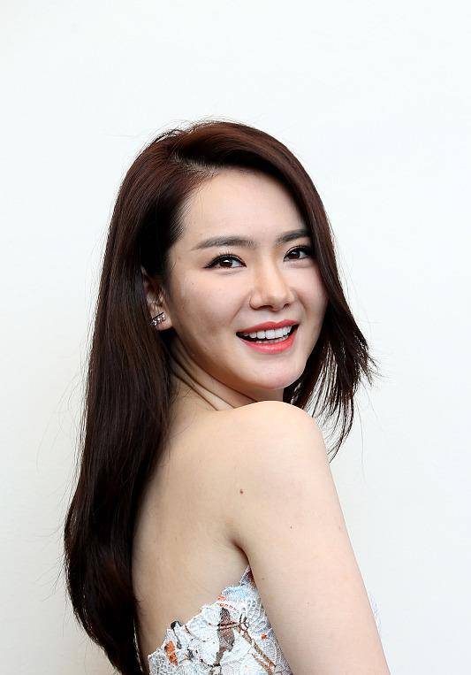 原创戚薇亮相尽显"腿精"本色,虽嫁外籍丈夫多年,但从不变更国籍