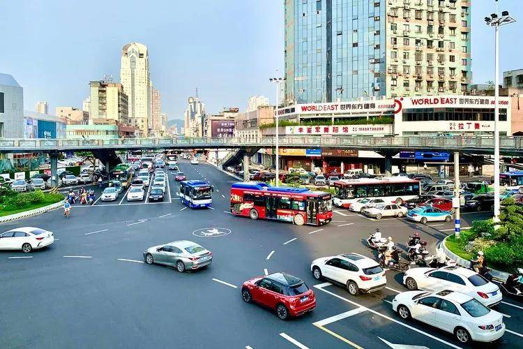 飞霞南路的温州汽车南站.(网络下载)飞霞路和黎明路路口的电信大楼.