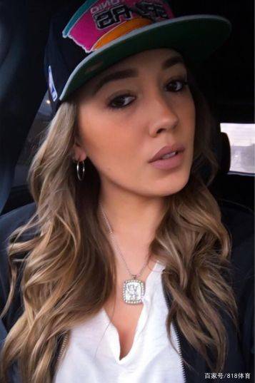 原创丹尼-格林求婚白人女友!与排球老师恋爱5年,调侃终于买得起钻戒