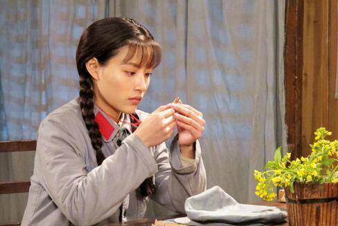 王新兰原本是在四川一户富裕的人家出生的,从小也没有吃过苦,但是小