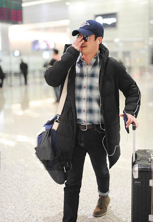 原创为什么吴京一身普通衬衫配牛仔路人装结果更有男人味了