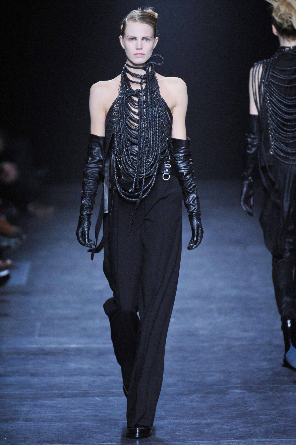 以哥德式浪漫打造雌雄同体衣装 暗黑诗人ann demeulemeester