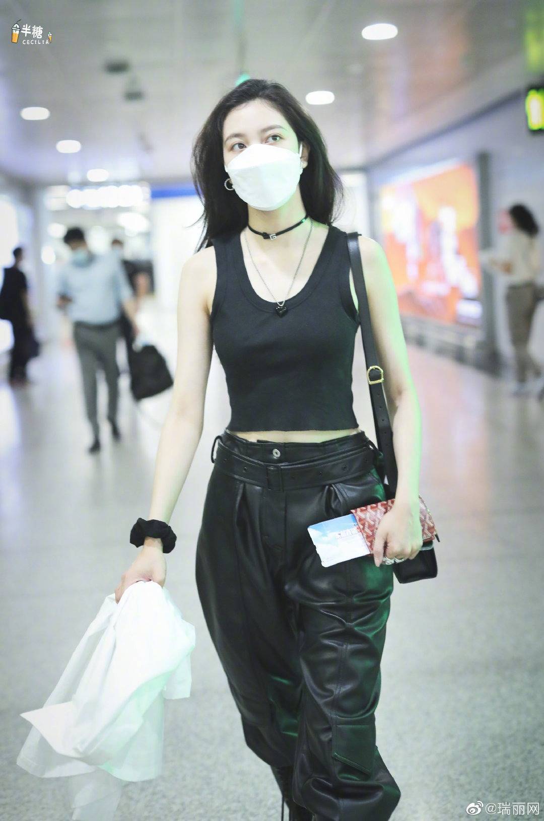夏日必备清凉单品小背心凸显好身材轻松穿出甜美俏皮的bm风