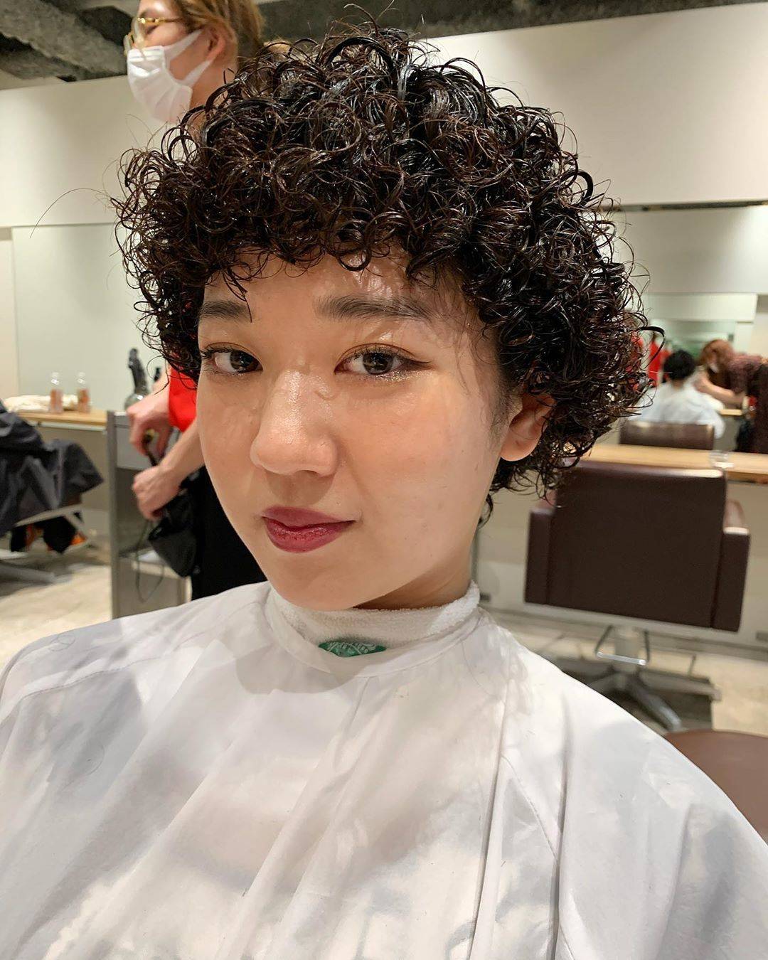 细软发质的女性做发型往往都比较苦恼,留长发吧又太贴头皮,留短发吧