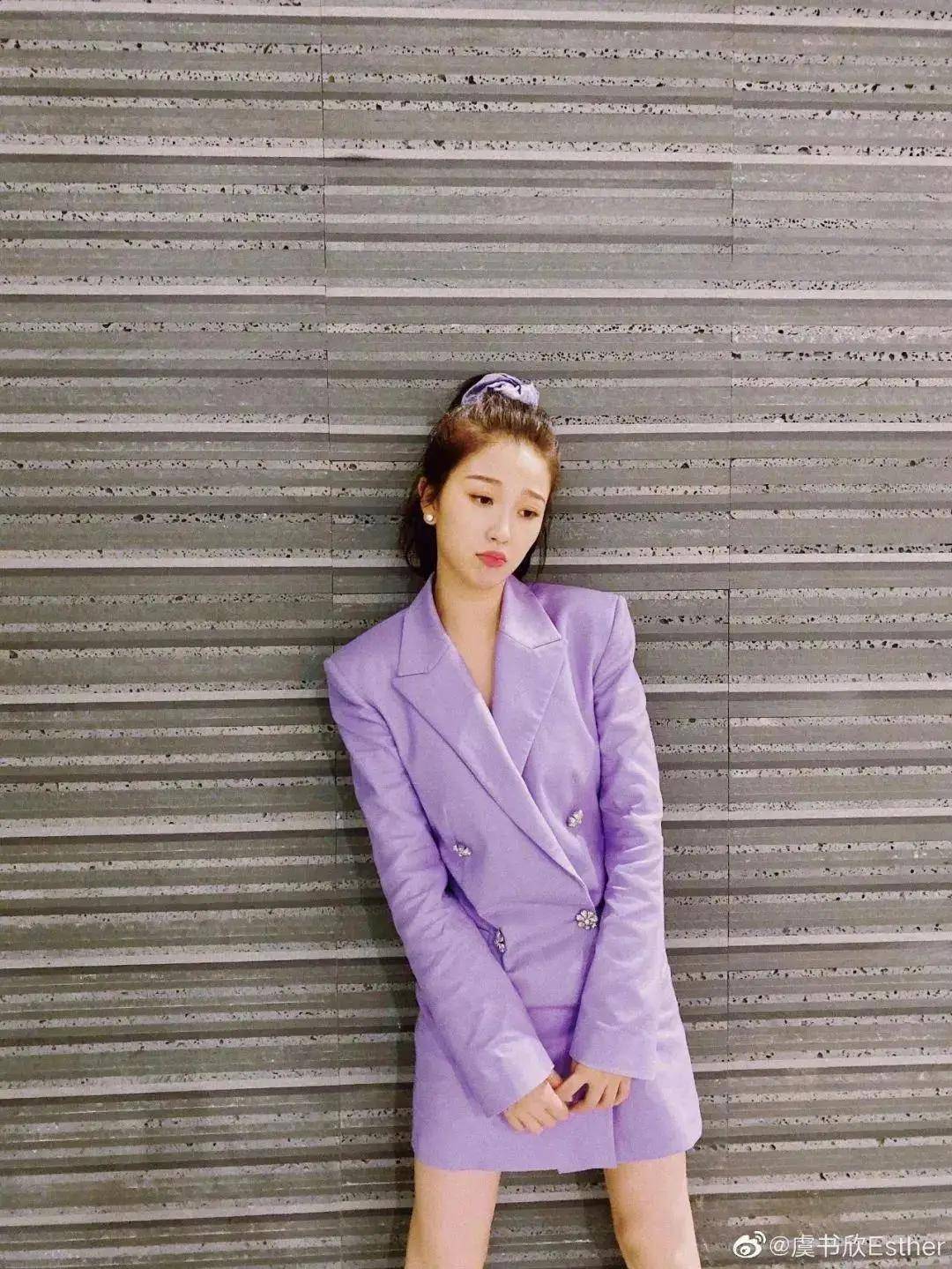 我还喜欢赵露思这件紫色短t,虽然看起来很简单,但穿起来就特青春特