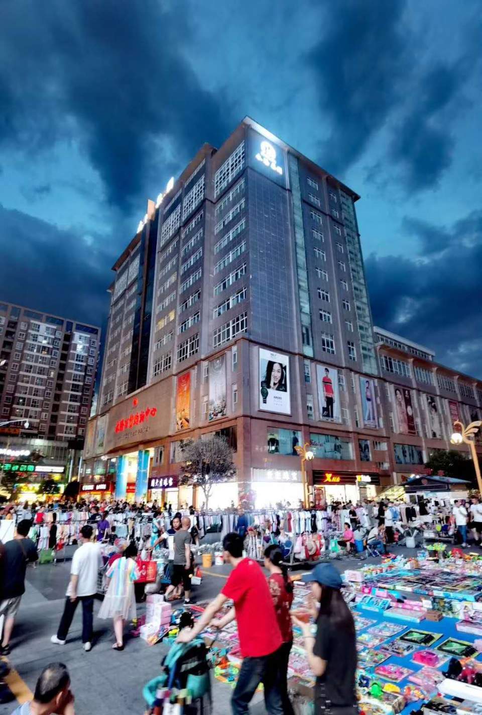 原创实拍火爆的广元夜摊,现场人挤人,想去看看?