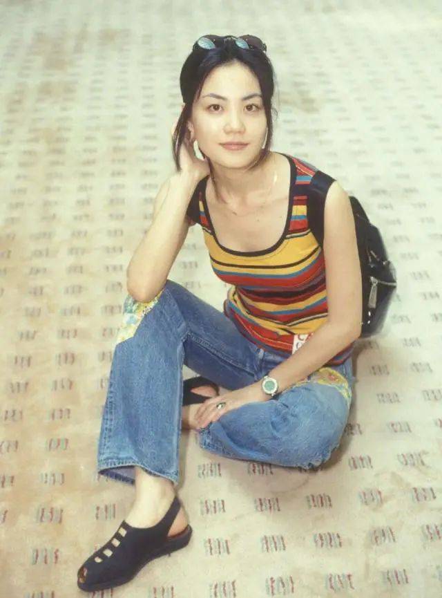 原创王菲早年有多洋气,身穿深v礼服,搭配干练短发性感又高级