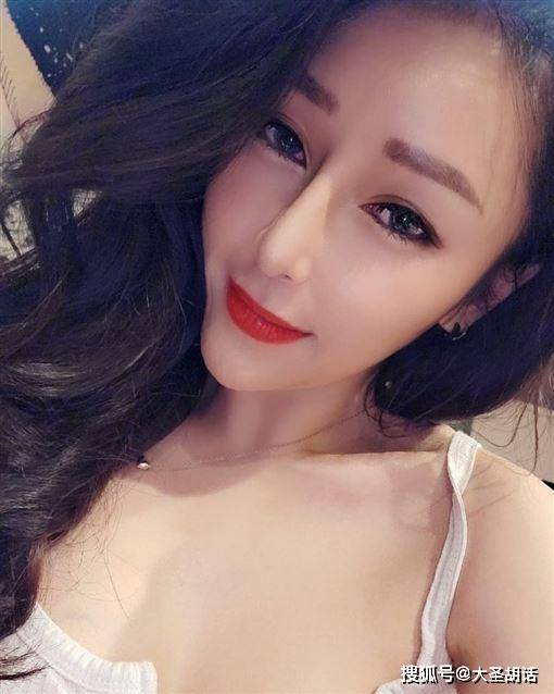 美女骑自行车摔出汹涌雪糕网络上刮起一阵阵强烈反响