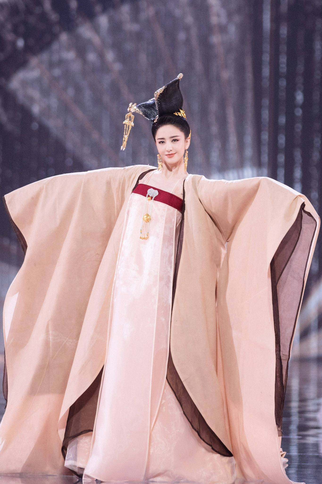 晚会当晚,丫丫穿着华丽的古装造型,带来《丽人行》舞蹈,配上《芒种》