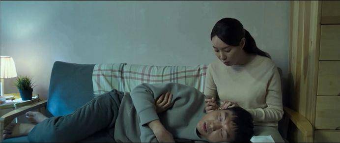 比如姐姐一家人的邻居,他们日夜听见小孩的哭喊,却置之不理.