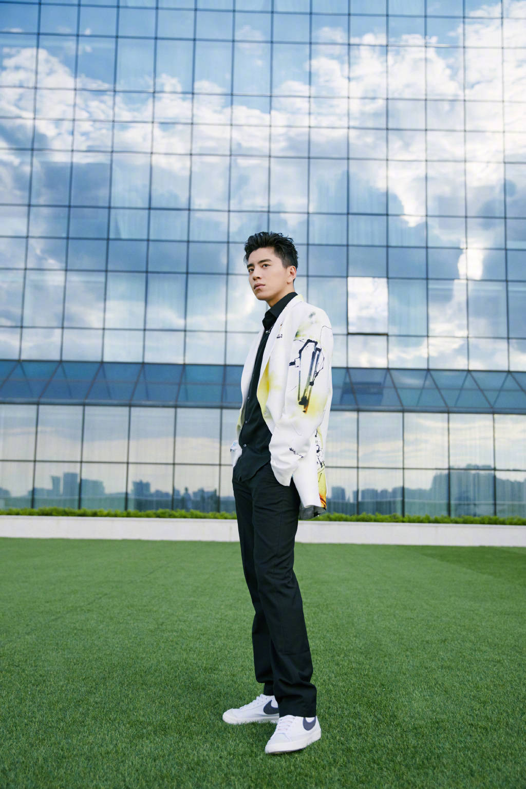 王大陆涂鸦西装背头造型写真,有趣又复古的运动