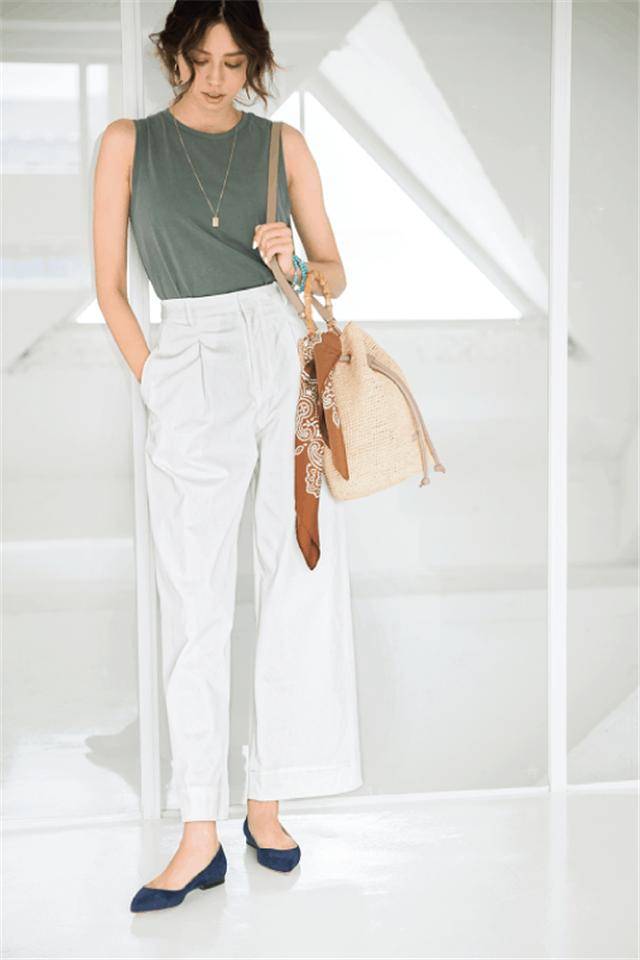 原创日本美女夏季通勤的穿搭,简单大气,凸显优雅好气质