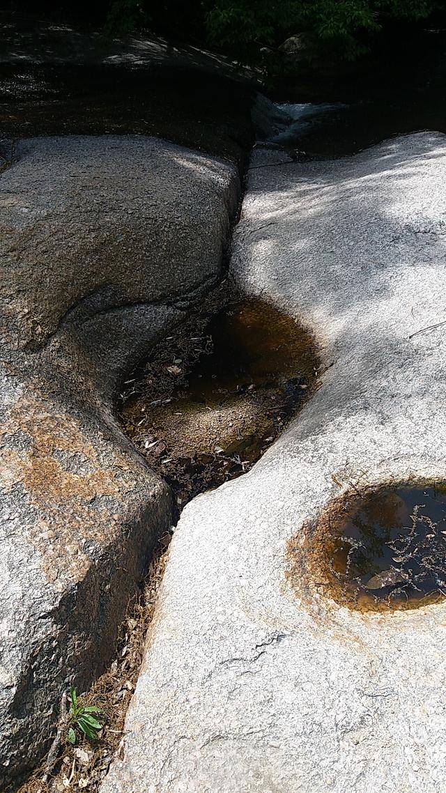 姊妹瀑:巖檻是指河床上的基岩突起或陡坎,是流水地貌的一種,規模較小