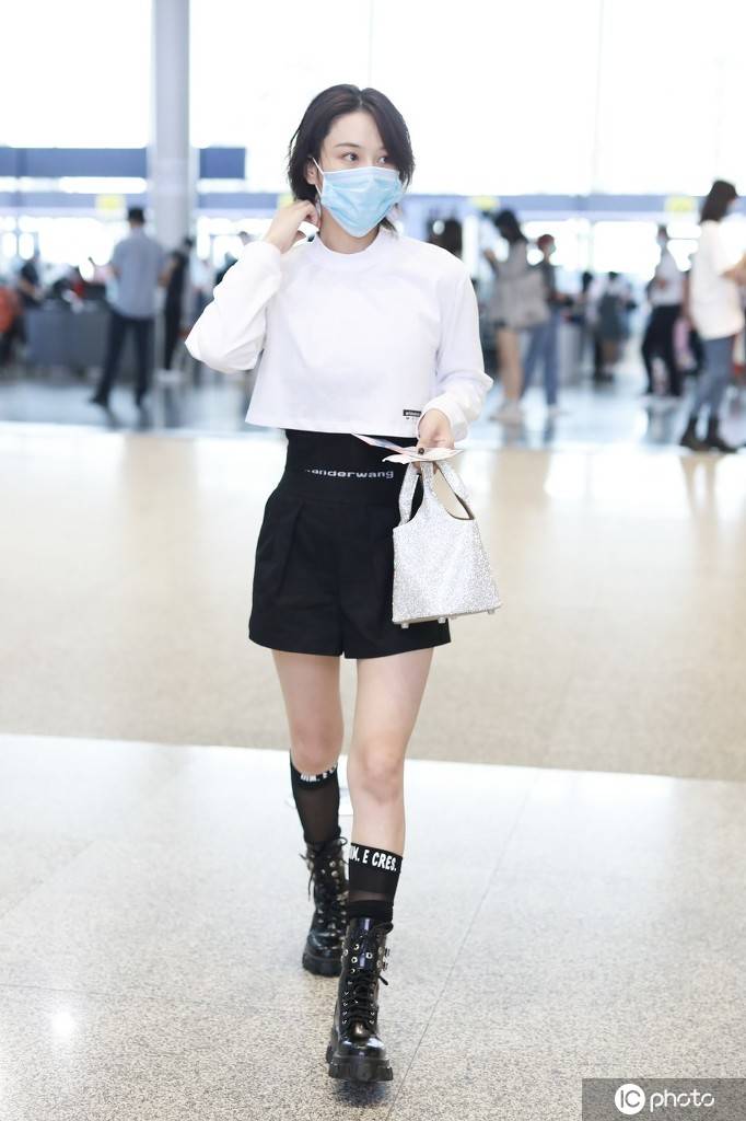 张馨予黑衣白裤御姐范儿 短发造型干练满分