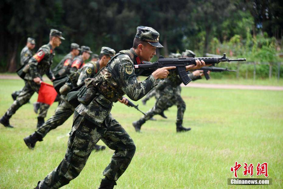驻闽武警官兵开展轻武器实弹射击训练
