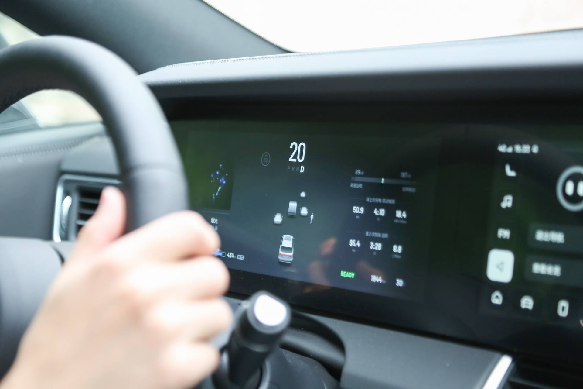 5 仪表盘对其它车辆的显示比如经过无标线的十字路口时,理想 one 就会