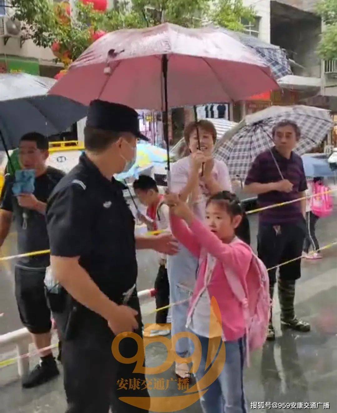 的回答"因为警察叔叔站在雨中为我们保驾护航很辛苦,我不给他打伞,他