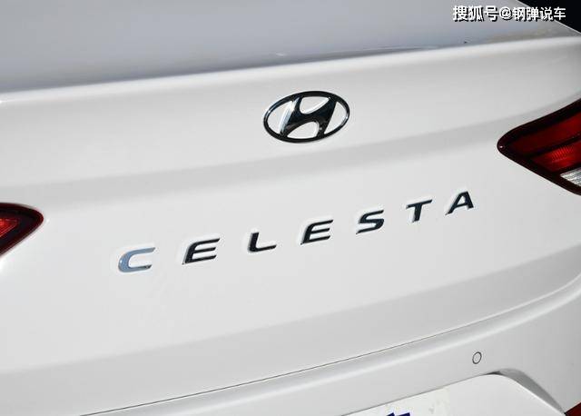 现代悦动家轿裸车65w16l四缸配6at尾部带字母看着很高级