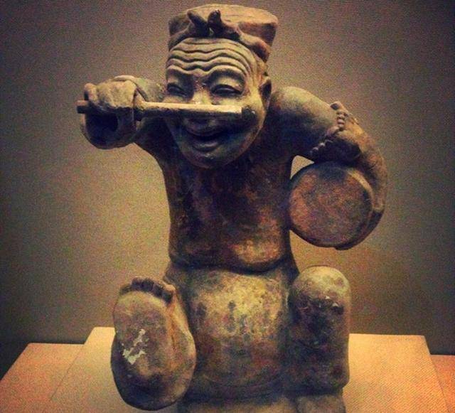 陶俑一手抱着鼓,一手握短棒,栩栩如生,《故事会》的刊徽,便是其中一尊