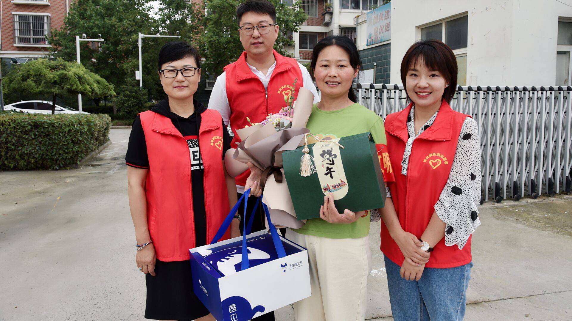 淮安市洪泽区高良涧街道人大工委慰问一线最美创建者