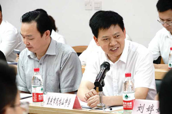 凤鸣山中学党委书记,校长邓仕民对学区共同体建设提出希望