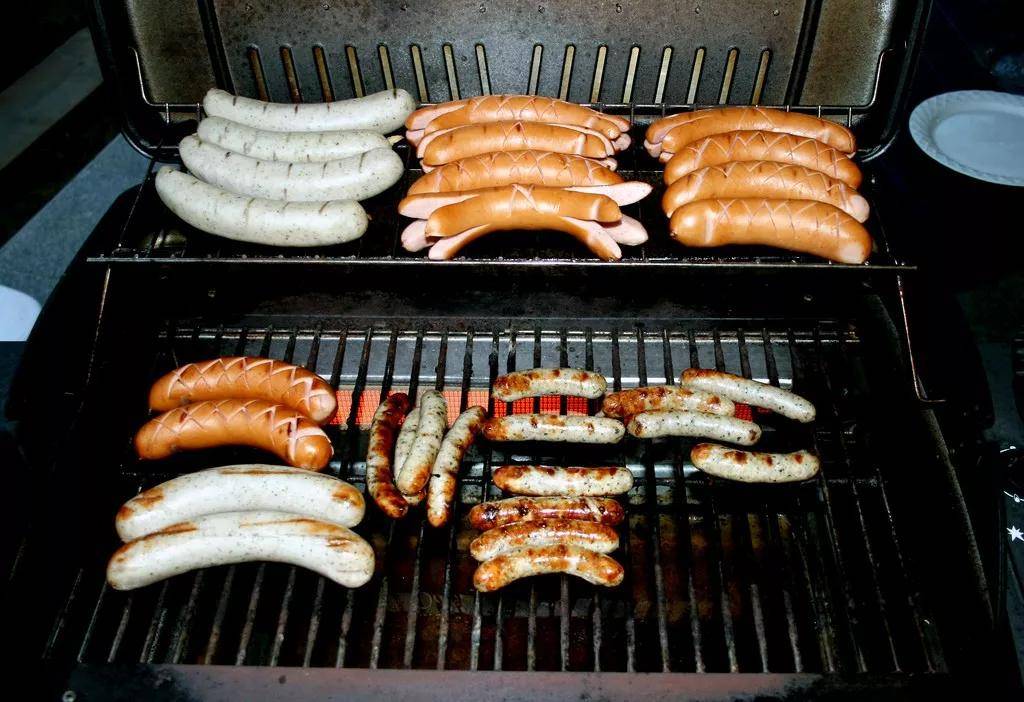 烤架上的各种德国烤肠