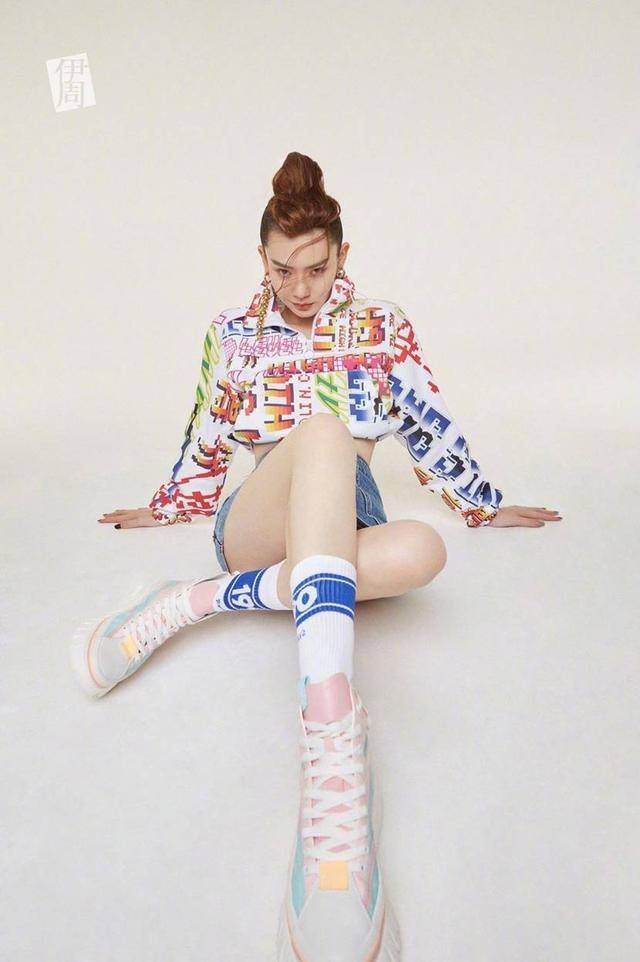 原创戚薇蜘蛛眼造型杀气十足,超长睫毛配上蜘蛛侠造型,满屏的时尚感