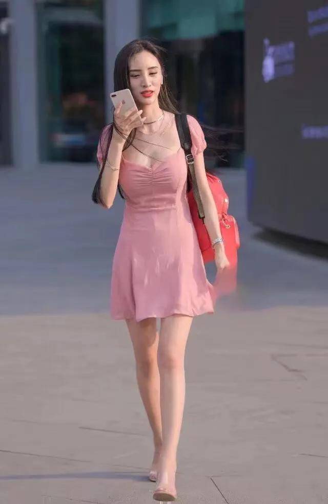 蛇精脸的小姐姐穿粉色裙子太有仙气了吧