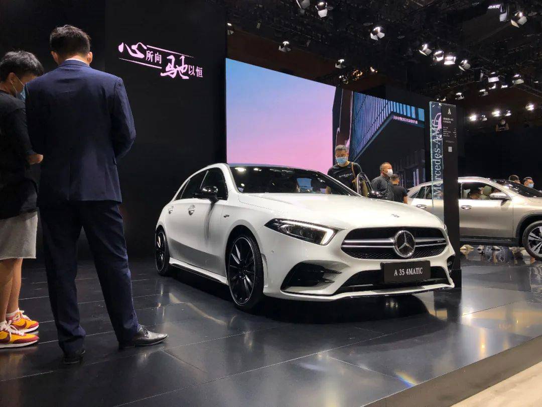 奔馳另一款新車是a35 amg,只有兩款車型, 售價分別為39.98萬和42.