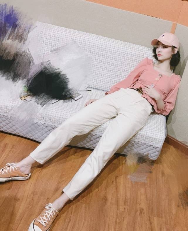 原创许佳琪穿露脐装对镜自拍,看到那双长腿我酸了,平时都不敢这样p