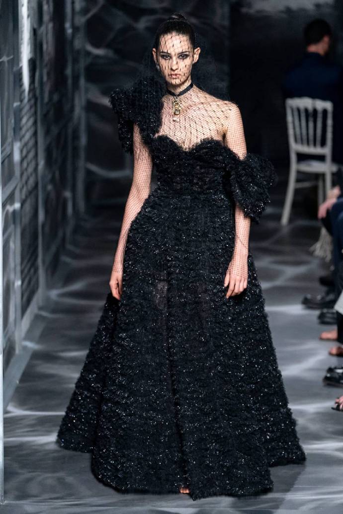 黑天鹅礼裙,带着古堡女公爵的高深莫测款款而来,又a又飒!