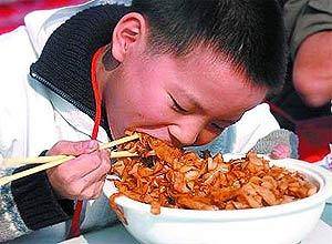 吃饭时喜欢伸头,歪头长时间歪头睡觉头转向一侧趴着睡刷牙时歪着头