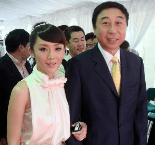原创笑翻了!冯巩孙子意外爆料,62岁冯巩被妻子"嫌弃了38年"