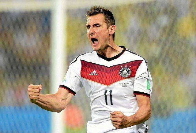 克洛泽振臂庆祝进球