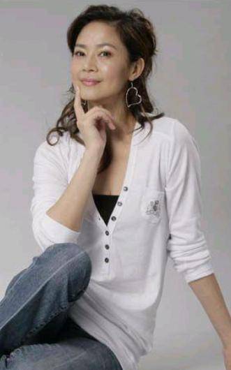 俞小凡家里姐姐弟妹不少,生活不仅热闹,也很快乐.