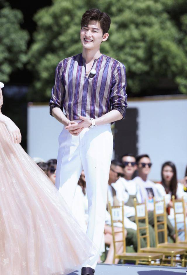 奔跑吧时装周蔡徐坤程潇爆笑走秀果然时尚的完成度全靠脸