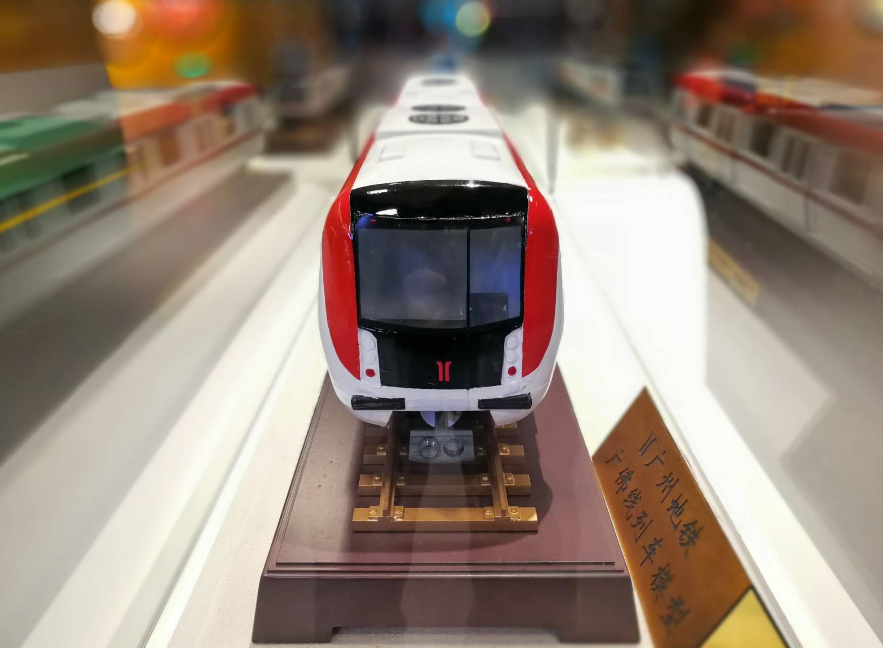 广州建设的一个地铁骨干线采用a型列车6节编组全部为地下车站