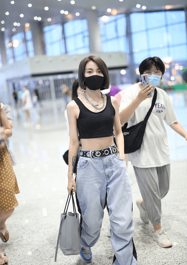 真服了乃万的超模身材!穿"炫腹装"外出,人群中她就是c位