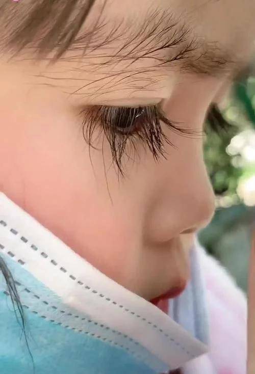 就像网友说的那样,这睫毛向上卷一卷,这娃俨然就是大眼睛洋娃娃