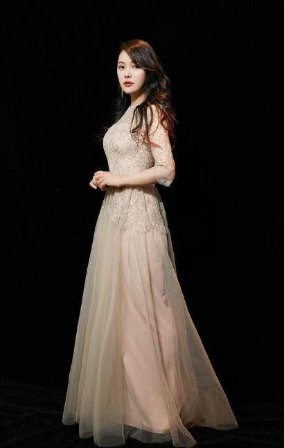 原创伊能静瘦身后更敢穿抹胸衫难掩丰满超短裙秀小蛮腰真迷人