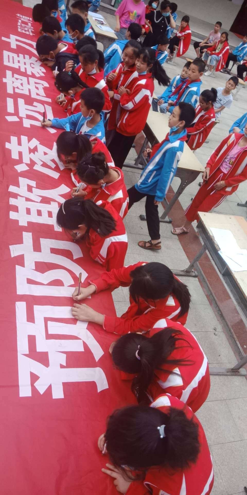 西峡县军马河二小防欺凌宣誓签名仪式增强学生自我保护意识