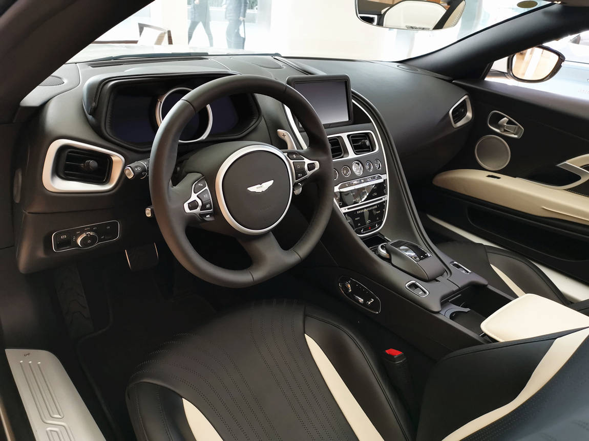 阿斯顿·马丁 db11 v8 volante 月光白/黑白