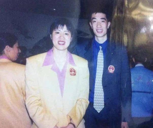 他是郎平接班人,妻子是财经美女,儿子已上高中_安家杰