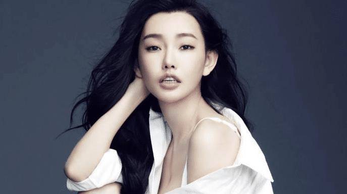 大二时被王晶发掘,与周润发合作不怯场,被誉为"最美晶女郎"!